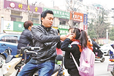 小学开展“爸爸接送周” 学校称活动是倡议非强制