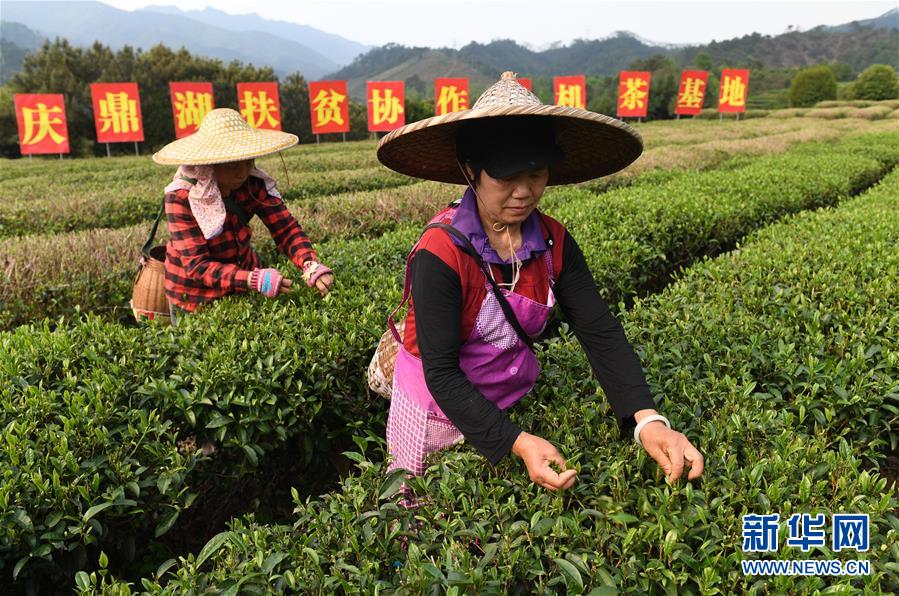 （新华全媒头条·两会精神看落实·图文互动）（3）咬定目标不放松 转变作风不松懈——落实两会精神决战脱贫攻坚述评