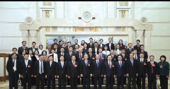 汪洋看望参加全国政协十三届二次会议报道的新闻工作者