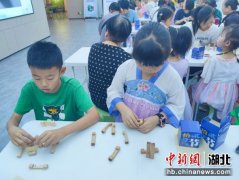 湖北当阳：寓教于乐鲁班锁 少儿科普欢乐多